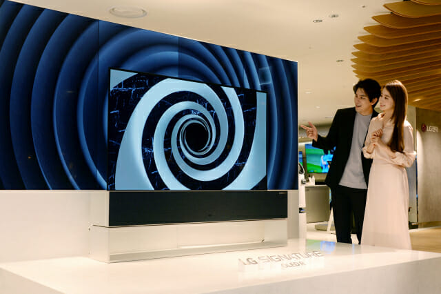 서울 중구 소공동 소재 롯데백화점 본점에서 고객들이 화면을 말았다 펼치는 ‘LG 시그니처 올레드 R’을 살펴보고 있다.(사진=LG전자)