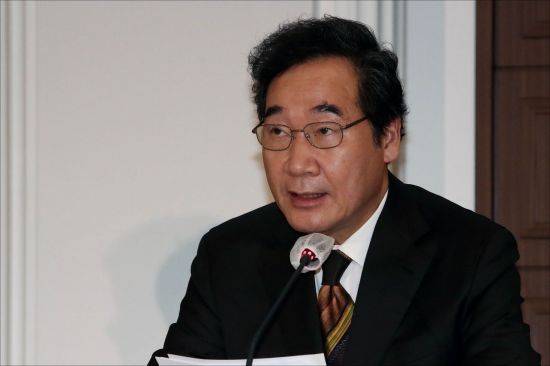 더불어민주당 이낙연 대표가 지난 17일 오전 서울 프레스센터에서 열린 관훈토론회에 참석, 기조연설을 하고 있다. 이날 이 대표는 "(곧 나올 전세 대책에) 오피스텔 상가 건물과 호텔을 주거용으로 바꿔 전·월세로 내놓는 방안이 포함된다"고 말했다. [국회사진기자단] [이미지출처=연합뉴스]