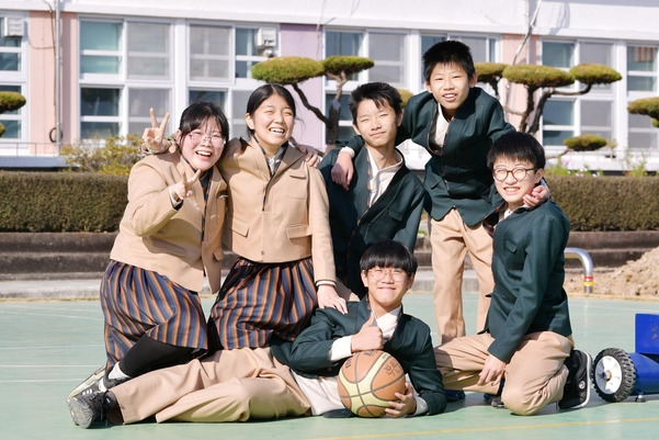 한복교복을 입고 농구코트에 모인 작천중학교 학생들./한복진흥센터