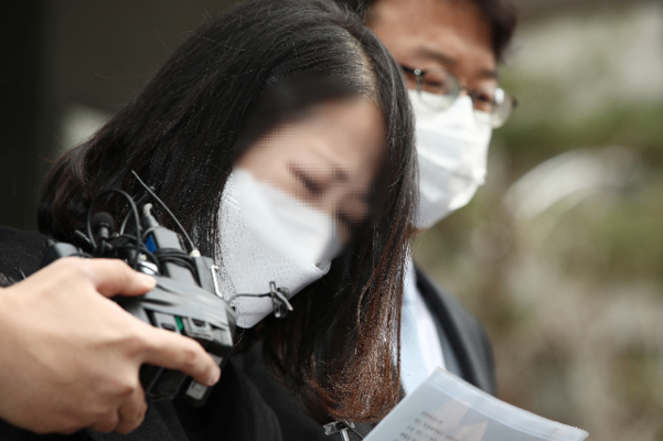 서해 소연평도 북측 해역에서 북한군에 피격돼 사망한 해양수산부 소속 공무원 A 씨의 전 부인 권 모씨와 법률대리인 김기윤 변호사가 20일 오후 서울 중구 국가인권위원회 앞에서 더불어민주당 신동근 의원과 김홍희 해양경찰청장 등을 상대로 인권위에 진정서를 제출하기에 앞서 기자회견을 하고 있다. /연합뉴스