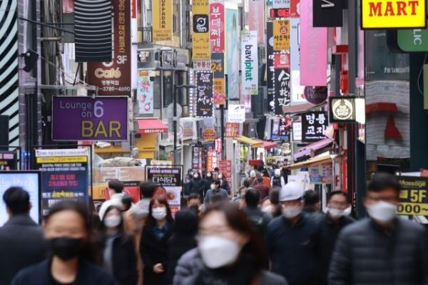 20일 서울 중구 명동 거리에서 시민들이 오가고 있다. /연합뉴스