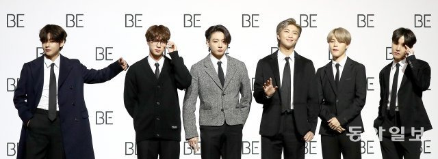 방탄소년단 글로벌 기자간담회
방탄소년단이 20일 오전 서울 중구 동대문디자인플라자에서 열린 방탄소년단 ‘BE (Deluxe Edition)’ 글로벌 기자간담회에 참석해 포토타임을 가지고 있다. 왼쪽부터 뷔, 진, 정국, RM, 지민, 제이홉. 송은석 기자 silverstone@donga.com