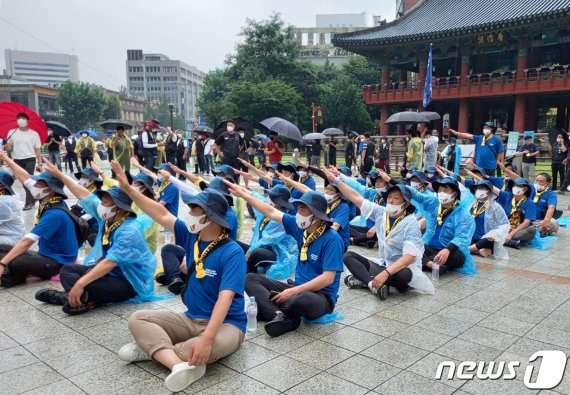 민주노총 조합원들이 광복절인 지난 8월 15일 서울 종로구 보신각에서 '민주노총 8·15 노동자대회'를 열고 함께 구호를 외치고 있다. /사진=뉴스1