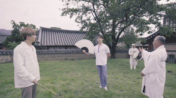 천년정신의 길을 찾은 셔누와 기현 /사진=한국문화재재단