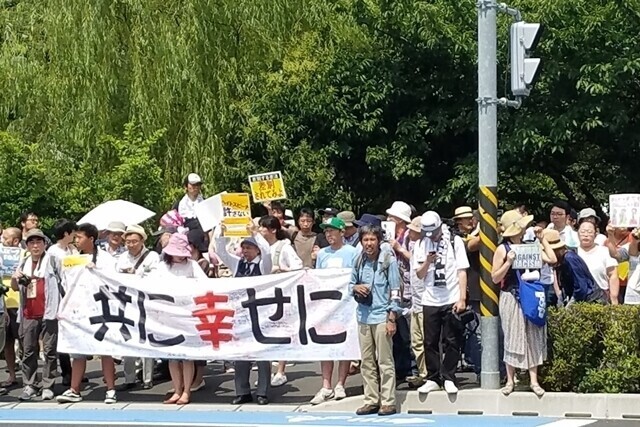 2017년 일본 가나가와현 가와사키시 평화공원에서 시민들이 ‘같이 행복하게’라고 쓰인 펼침막을 들고 헤이트 스피치 반대 시위를 하고 있다. <한겨레> 자료사진