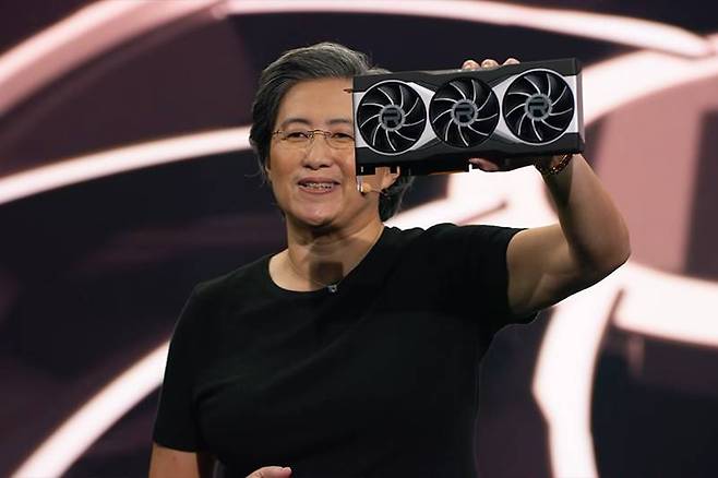 리사 수 AMD 최고경영자가 AMD 라데온 RX 6900XT를 소개하고 있다. 출처=AMD
