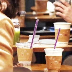 25일 서울의 한 커피숍에서 손님들이 일회용 컵에 담긴 음료를 마시고 있다.  연합뉴스