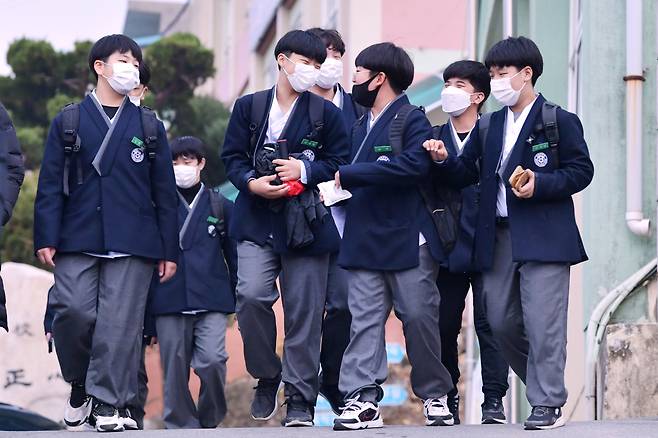 Students of Daechang Middle School in North Gyeongsang Province wear hanbok-inspired uniforms. (Ministry of Culture, Sports and Tourism)