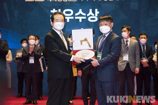 아산시 박민식 주무관(맨앞 오른쪽)이 상반기 적극행정 우수사례 경진대회서 최우수상을 수상했다. 