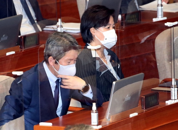 이인영(왼쪽) 통일부 장관이 추미애 법무부 장관과 함께 지난 19일 국회 본회의에 참석하고 있다. 연합뉴스