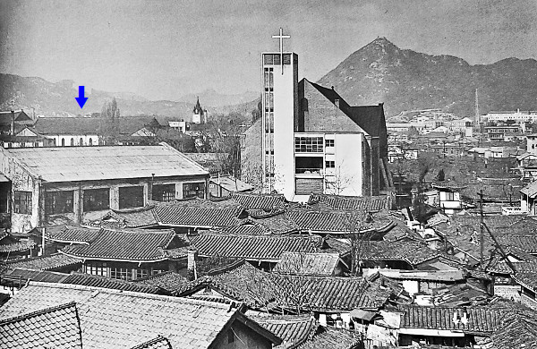 1950년대 추정 승동교회 뒤로 보이는 가우처 기념예배당(화살표).