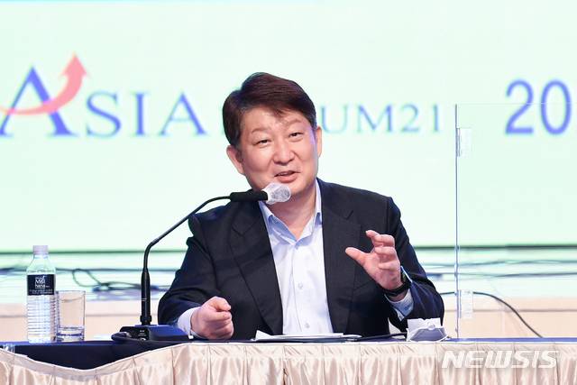 [대구=뉴시스]정창오 기자=권영진 대구시장이 3일 오전 대구 수성구 호텔수성에서 개최된 ‘제96회 아시아포럼21 정책토론회’에 참석해 발언하고 있다(사진=대구시 제공) 2020.11.03.  photo@newsis.com