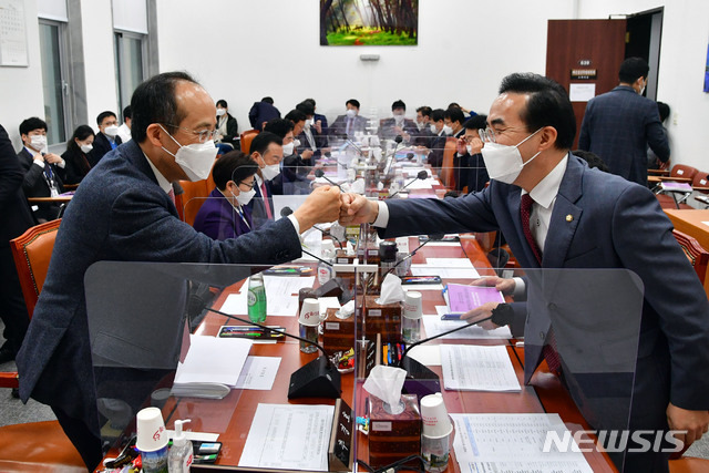 [서울=뉴시스] 김진아 기자 = 박홍근 더불어민주당 간사와 추경호 국민의힘 간사가 20일 서울 여의도 국회에서 열린 예산결산특별위원회 예산안등조정소위원회의에서 인사를 하고 있다. (공동취재사진)  2020.11.20.   photo@newsis.com