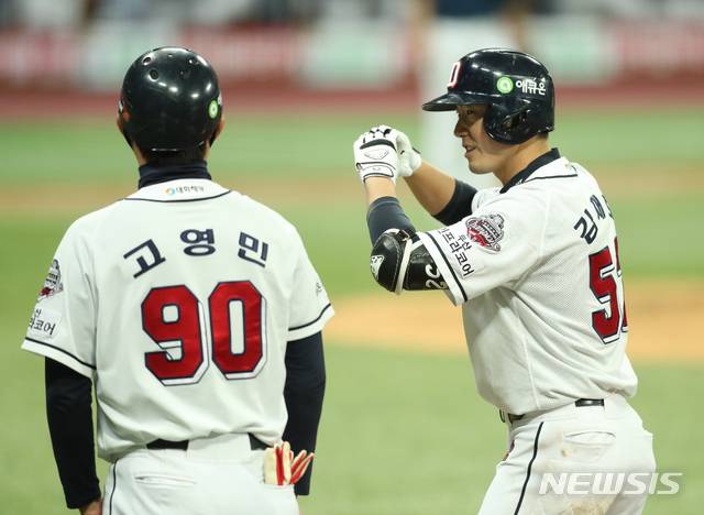 [서울=뉴시스] 이윤청 기자 = 20일 오후 서울 구로구 고척스카이돔에서 열린 2020 KBO 한국시리즈 3차전 NC 다이노스와 두산 베어스의 경기, 7회말 1사 1,3루 두산 김재호가 1타점 적시타를 치고 1루에서 세리머니하고 있다. 2020.11.20. radiohead@newsis.com