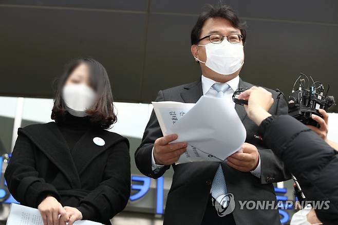 피격 공무원 유족 입장 밝히는 김기윤 변호사 (서울=연합뉴스) 진연수 기자 = 서해 소연평도 북측 해역에서 북한군에 피격돼 사망한 해양수산부 소속 공무원 A 씨의 법률대리인 김기윤 변호사가 20일 오후 서울 중구 국가인권위원회 앞에서 더불어민주당 신동근 의원과 김홍희 해양경찰청장 등을 상대로 인권위에 진정서를 제출하기에 앞서 기자회견을 하고 있다. 이날 기자회견에는 미성년자 이군의 대리인 자격으로 전 부인인 권 모씨가 참석했다. 2020.11.20 jin90@yna.co.kr