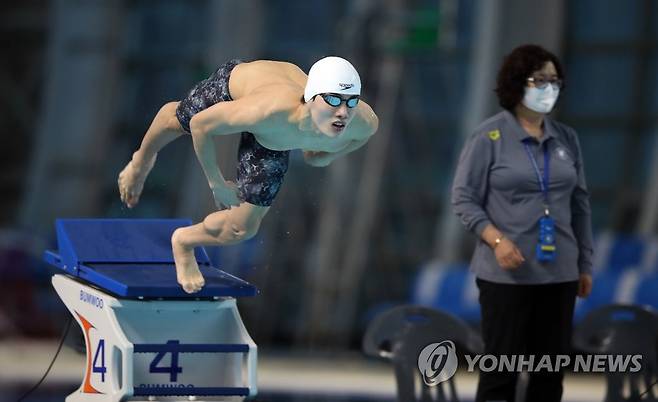 황선우 '힘찬 출발' (김천=연합뉴스) 김현태 기자 = 19일 오후 경북 김천시 김천실내수영장에서 열린 2020년 경영 국가대표 선발대회 남자 자유형 200m 결승에서 황선우(서울체육고등학교)가 힘찬 출발을 하고 있다. 2020.11.19 mtkht@yna.co.kr