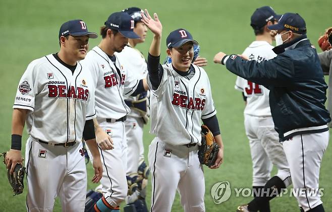 가족에게 인사하는 김재호 (서울=연합뉴스) 류영석 기자 = 20일 서울 고척스카이돔에서 열린 2020 프로야구 포스트시즌 한국시리즈(KS) 3차전 NC 다이노스와 두산 베어스의 경기에서 승리한 두산 김재호가 관중석에 있는 가족에게 인사하고 있다. 2020.11.20 ondol@yna.co.kr