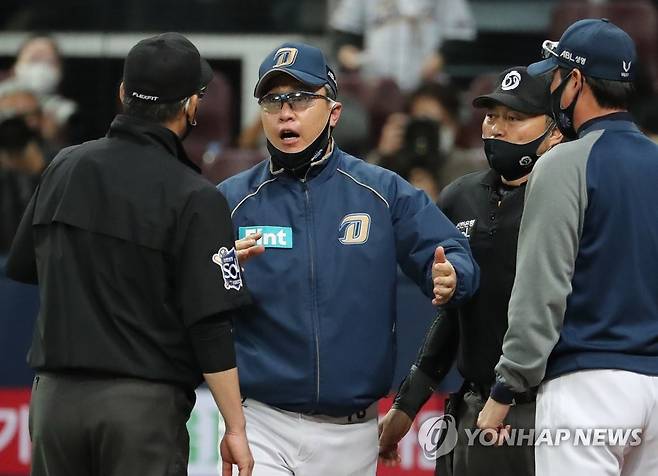 강하게 어필하는 이동욱 감독 (서울=연합뉴스) 이정훈 기자 = 20일 오후 서울 구로구 고척스카이돔에서 열린 2020 프로야구 포스트시즌 한국시리즈(KS) 3차전 두산 베어스와 NC 다이노스의 경기.        8회말 1사 3루에서 두산 정수빈의 번트 상황이 비디오 판독 결과 몸에 맞는 공으로 인정되자 NC 이동욱 감독이 심판 판정에 강하게 어필하고 있다. 2020.11.20 uwg806@yna.co.kr