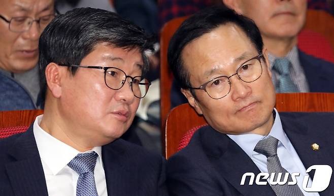 더불어민주당 전해철 의원(왼쪽)과 홍영표 의원. © News1 김명섭 기자