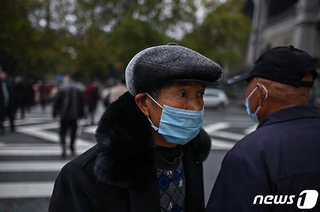 중국 후베이성 우한 길거리에서 한 남성이 마스크를 쓰고 길을 걷고 있다. © AFP=뉴스1