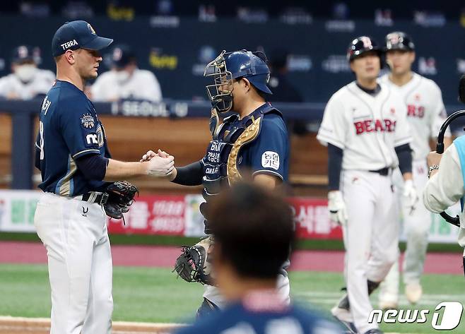 21일 오후 서울 구로구 고척스카이돔에서 열린 프로야구 2020 신한은행 SOL KBO 포스트시즌 한국시리즈 4차전 두산베어스와 NC다이노스의 경기에서 NC가 3대0 완승을 거뒀다. 승리를 이끈 NC 루친스키와 양의지가 마운드에서 기쁨을 나누고 있다. 2020.11.21/뉴스1 © News1 이동해 기자