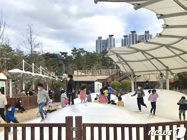 21일 주말 오후 부산 진구 시민공원 내 어린이 전용 놀이시설에서 어린이들이 뛰어놀고 있다.2020.11.21./ © 뉴스1 이유진 기자