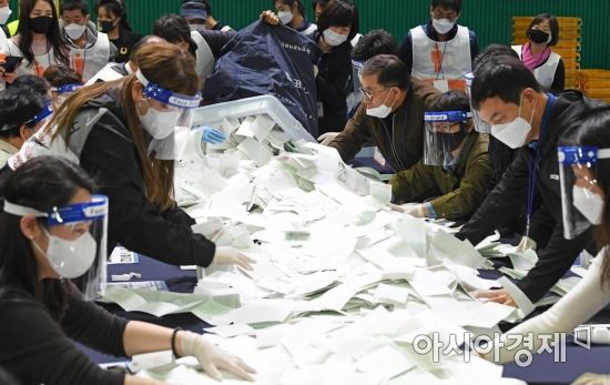 제21대 국회의원선거가 치뤄진 15일 서울 영등포구 다목적배드민턴체육관에 마련된 개표소에서 관계자들이 개표 작업을 하고 있다./김현민 기자 kimhyun81@