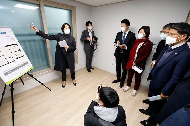 더불어민주당 미래주거추진단 진선미 단장, 천준호 부단장, 윤영덕, 오영환 위원이 20일 서울 동대문구 장안동 LH주거복지사업 현장을 방문, 관계자로부터 주택에 대한 설명을 듣고 있다. /뉴시스