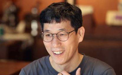 진중권 전 동양대 교수가 지난 16일 서울 마포구 연남동의 한 독립서점에서 조선일보와 인터뷰하고 있다./박상훈 기자