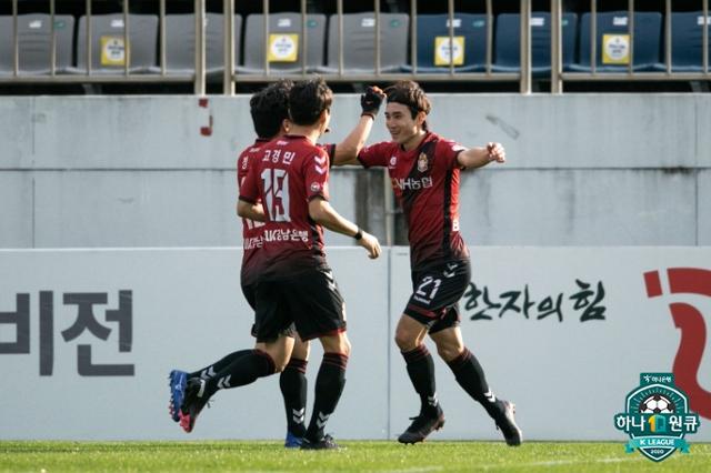 경남 도동현(오른쪽)이 21일 창원축구센터에서 열린 K리그2 최종전에서 득점한 뒤 기뻐하고 있다. 한국프로축구연맹 제공