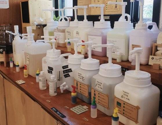알맹상점이 파는 화장품 등 액체들. 고객이 가져온 용기에 담아준다. 사진 알맹상점 인스타그램