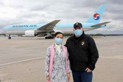 사진은 한국 검사키트를 구매한 호건 주지사 부부. 사진 SNS 캡처