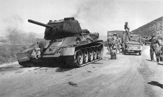1950년 9월 17일 경인가도에서 월터 모니건 2세 일병이 발사한 로켓탄에 전차 하부를 관통당하면서 파괴된 북한군의 T-34. [wikipedia]