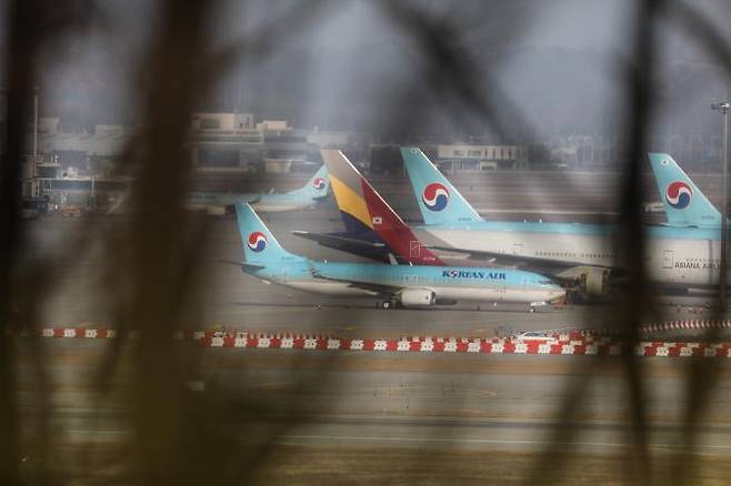 지난 16일 인천 국제공항 계류장에 대한항공과 아시아나항공 비행기들이 서 있다. 이준헌 기자