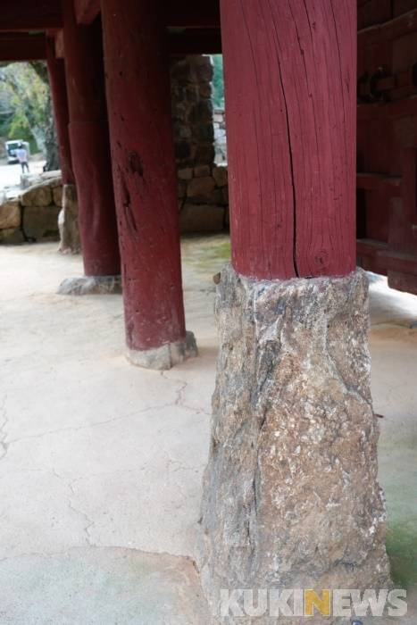 성안에서 보이는 공북루의 나무 기둥은 어떤 이유인지 높이가 다른 주춧돌 위에 올려져 있다.