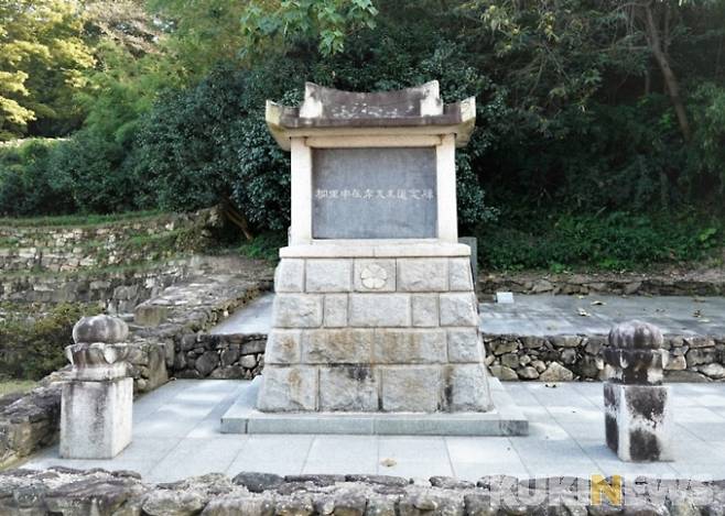 동리 신재효 선생 추념비는 고창읍성 정문의 오른쪽에 있다. 신재효는 춘향가, 심청가, 박타령, 토별가, 적벽가, 변강쇠가 등 판소리 여섯 마당의 사설을 정리해 현재의 판소리를 집대성했으며 많은 판소리 명창을 양성했다. 고창읍성 입구 근처에 동리국악당, 판소리박물관 등 동리 신재효와 관련된 국악 관련 시설이 자리 잡고 있다.