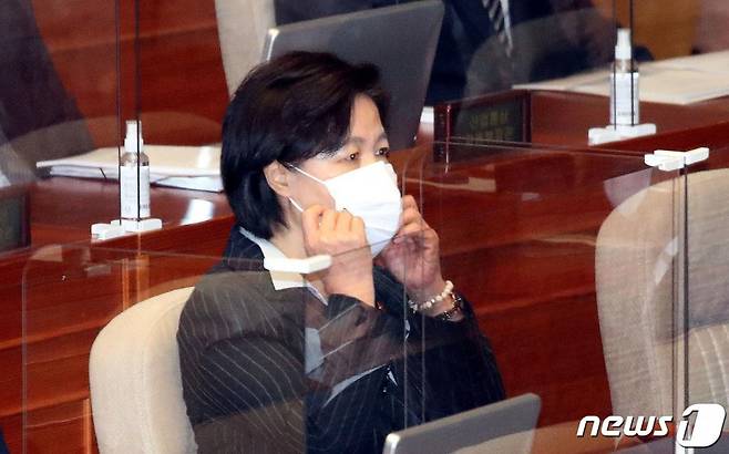 추미애 법무부장관이 19일 오후 서울 여의도 국회에서 열린 본회의에 참석해 마스크를 고쳐쓰고 있다. /사진=뉴스1