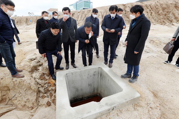 장현국 경기도의장은 20일 의정부 '캠프 시어즈' 토양오염 현장을 확인했다. / 사진제공=경기도의회