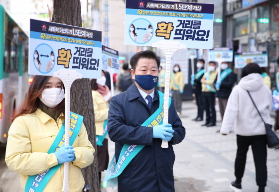 20일 박승원 광명시장이 지하철 7호선 광명사거리역 앞에서 사회적 거리두기 1.5단계 마스크 착용 캠페인에 참여하고 있다. / 사진제공=광명시