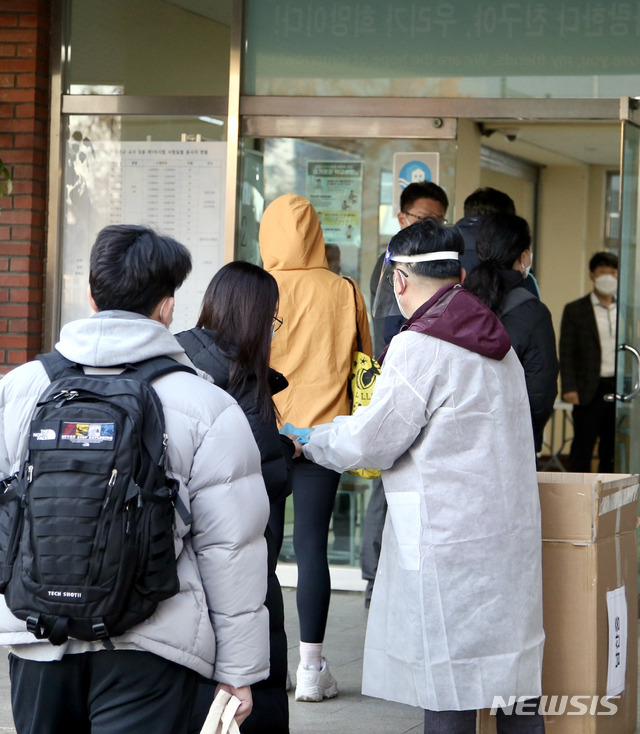 [순천=뉴시스] 류형근 기자 = 2021학년도 전남도 공·사립 중등학교 교사임용후보자 선정경쟁 1차 필기시험이 21일 오전 전남 순천시 순천남산중학교 시험장에서 펼쳐지기 앞서 응시생들이 입실하고 있다. (사진=전남도교육청 제공). 2020.11.21. photo@newsis.com