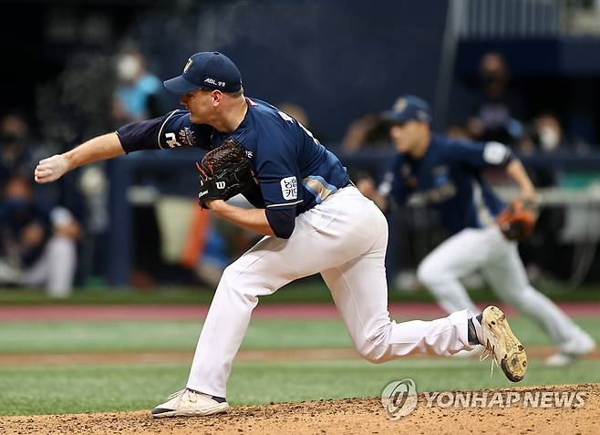 역투하는 루친스키 (서울=연합뉴스) 윤동진 기자 = 21일 오후 서울 구로구 고척스카이돔에서 열린 2020 프로야구 포스트시즌 한국시리즈(KS) 4차전 NC 다이노스와 두산 베어스의 경기. 8회 말 NC 투수 루친스키가 역투하고 있다. 2020.11.21 mon@yna.co.kr