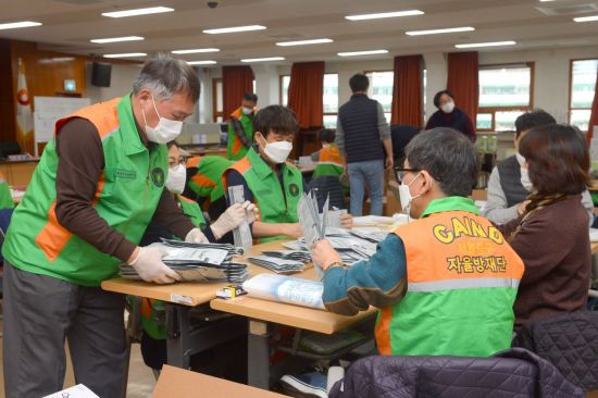 서울 중구청 7층 대강당에서 자율방재단이 마스크 포장 작업 자원봉사를 하고 있다.