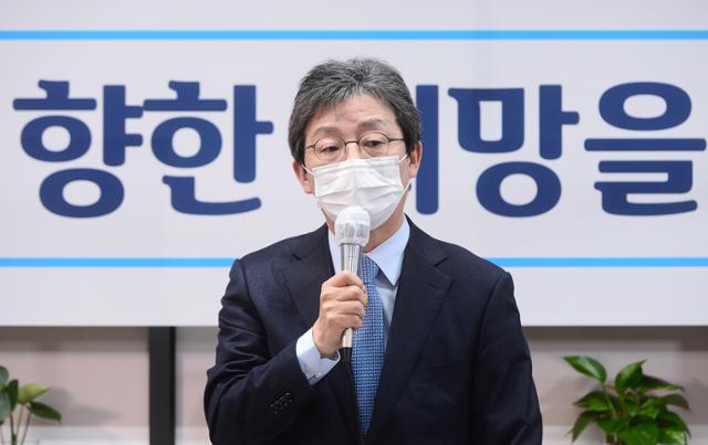 유승민 전 의원이 18일 오전 서울 여의도 희망 22 사무실에서 열린 기자간담회에서 인사말을 하고 있다. 뉴스1