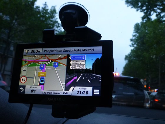 군사용 위성항법 시스템(GPS)을 사용한 자동차 네비게이션 [wikimedia]