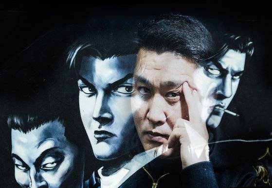 김성모 만화가가 16일 부천 한국만화영상진흥원 작업실에서 인터뷰 후 포즈를 취하고 있다. 배경은 김 작가의 대표작인 '대털'의 캐릭터들이다. 권혁재 사진전문기자