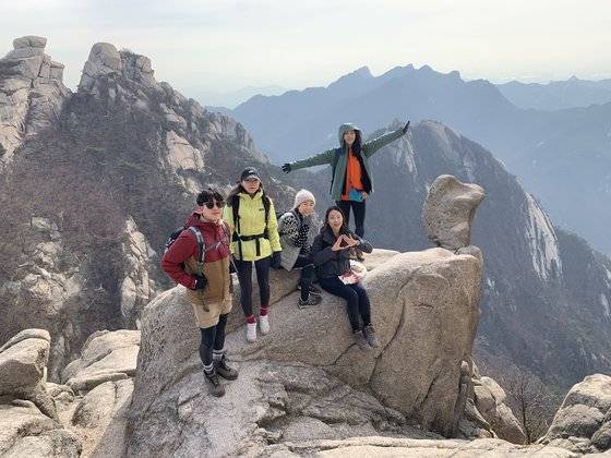 '산린이' 또는 '등린이'로 자신을 부르는 2030이 2019년 3월 북한산 백운대에 올랐다. 이들 모두 2030 등린이의 트레이드마크인 레깅스 차림이었다. 현재 이들은 마스크를 착용하고 개인 또는 소모임으로 산에 오르고 있다. 김홍준 기자