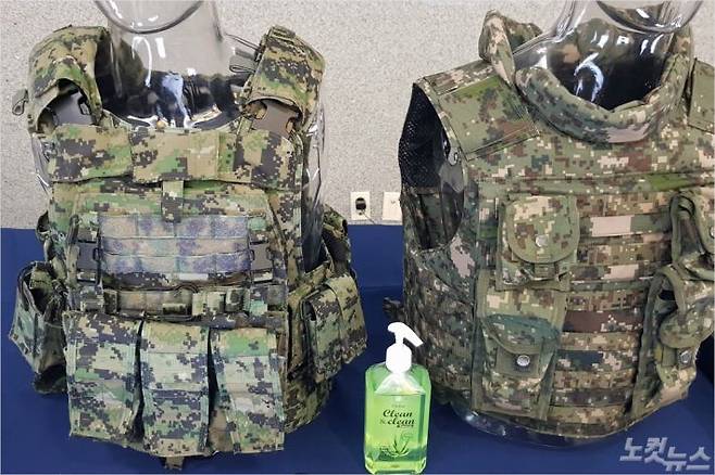 육군이 포럼에서 공개한 워리어 플랫폼 특수전용 방탄복의 시제품(왼쪽). (사진=김형준 기자)