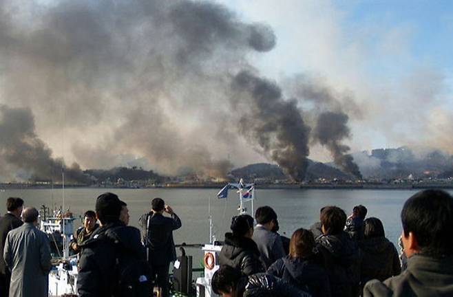 2010년 11월 23일 북한의 포격으로 불타고 있는 연평도의 모습을 주민들이 지켜보고 있다. 세계일보 자료사진