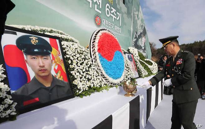 2016년 11월 23일 대전 유성구 국립대전현충원에서 거행된 연평도 포격 도발 6주기 추모행사에서 이상훈 당시 해병대 사령관이 영정 앞에 헌화하고 있다. 연합뉴스