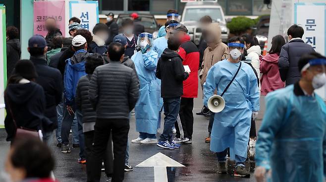 22일 서울 중구 국립중앙의료원에 마련된 선별진료소에서 내원객들이 코로나19 검사를 위해 줄을 서서 대기하고 있다. 뉴스1